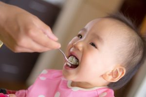 お米をパクパク食べる子供